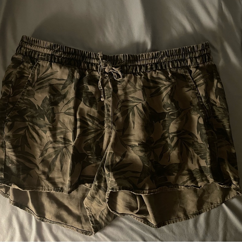 Old Navy Women's Green Leaf Print Cargo Shorts